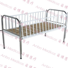 Cama pediátrica del hospital